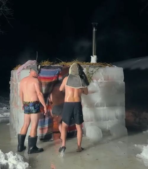 Мужики построили баню изо льда