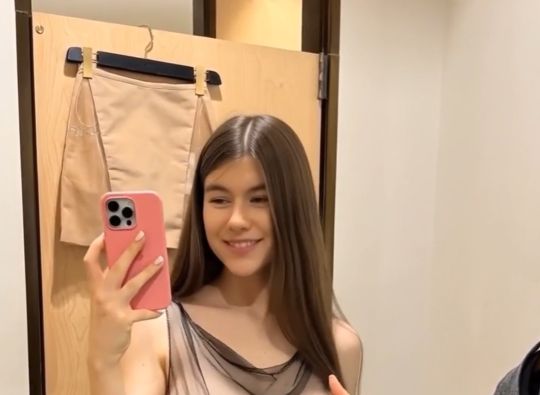 Marichka Glory в примерочной