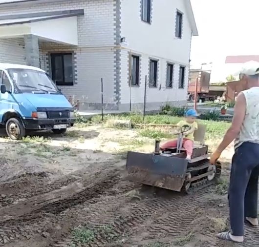 Папа собрал ребенку мини бульдозер⁠⁠