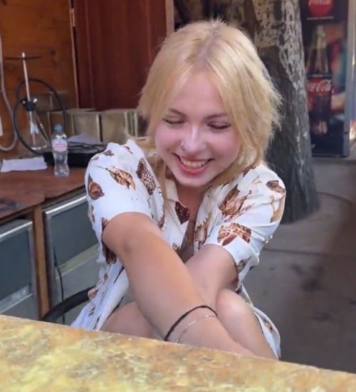 Александра показывает фокус