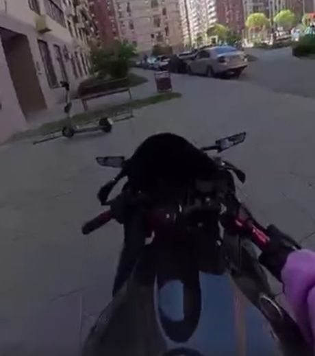 А это точно байкер, а не ИИ, вышедший из-под контроля?