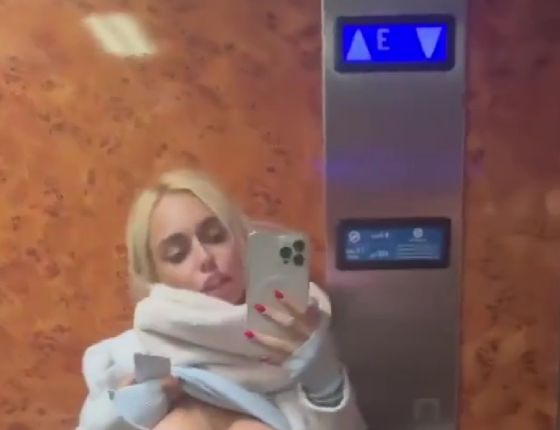 Показала сиськи в лифте