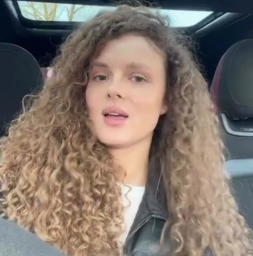 Девушка с челюстью бульдога познакомит вас с основными правилами пикапа