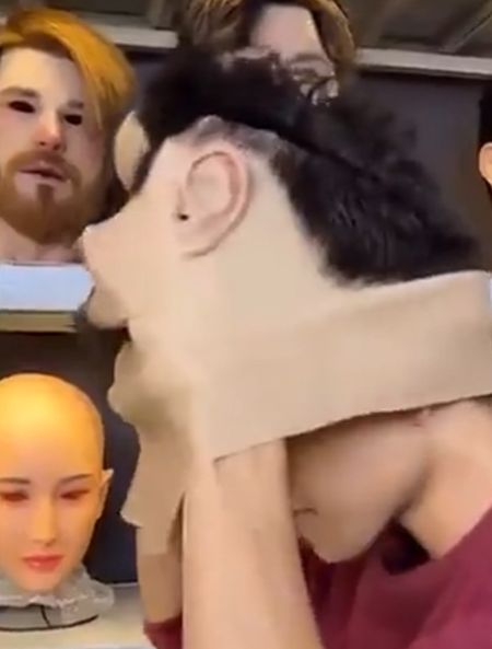 Лицемер в каком-то магазинчике