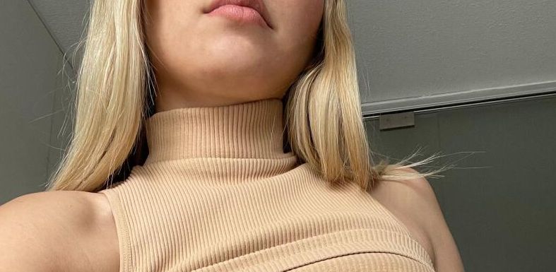 Интересная блондинка