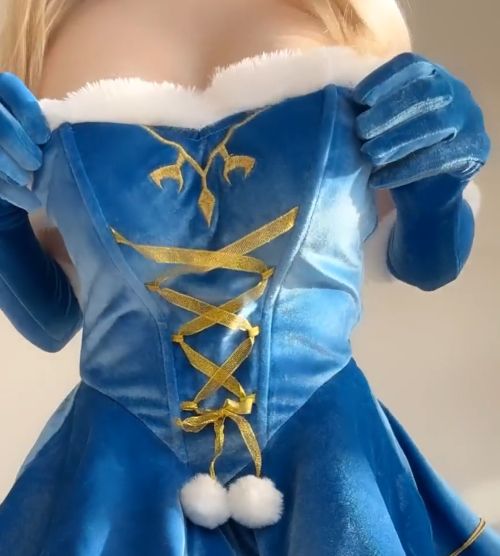 Снегурочка Nymphet_angel показала сиськи