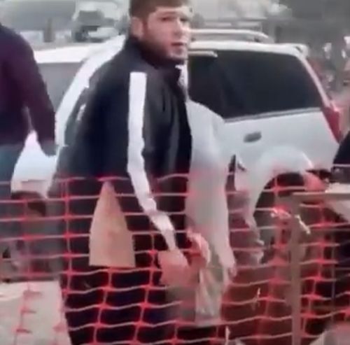 В Екатеринбурге автоледи проехала по тротуару, едва не переехав семью