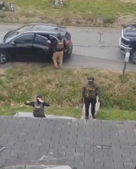 Американка сдала рабочих миграционной службе ICE, чтобы не платить им $10 тысяч за ремонт крыши