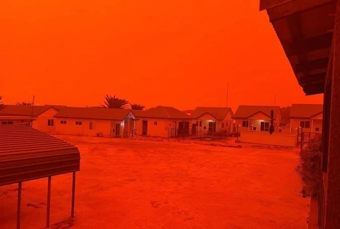 Пыльная буря окрасила небо Австралии в кроваво-красный цвет