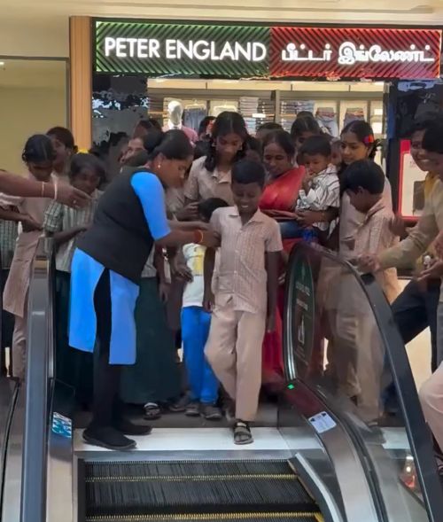 Будешь учиться на пятёрки, летом поедем в город на эскалаторе кататься⁠⁠