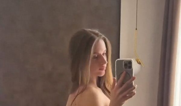 honnneybliss перед зеркалом