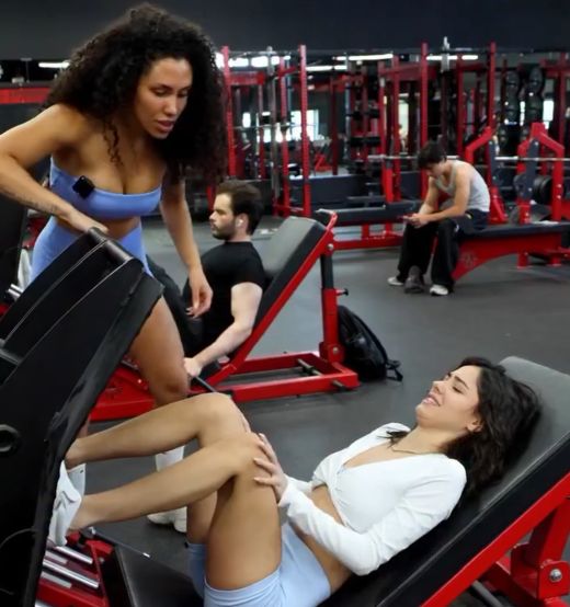 Она поправляет или подстраховывает?