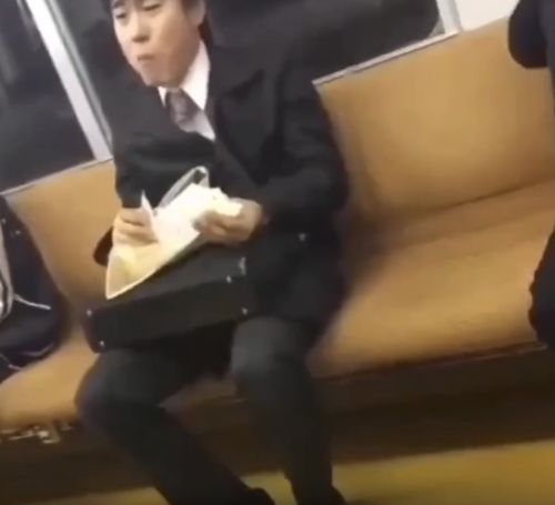 Японский клерк расплакался в метро из-за выгорания и стал символом офисного рабства