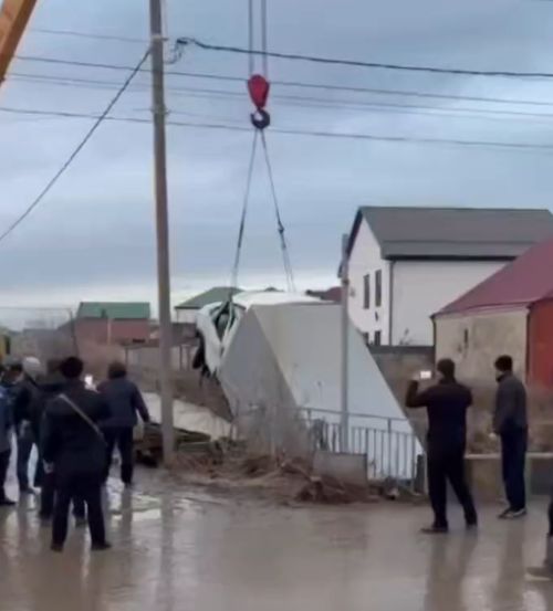 Надо было за дверные ручки цеплять