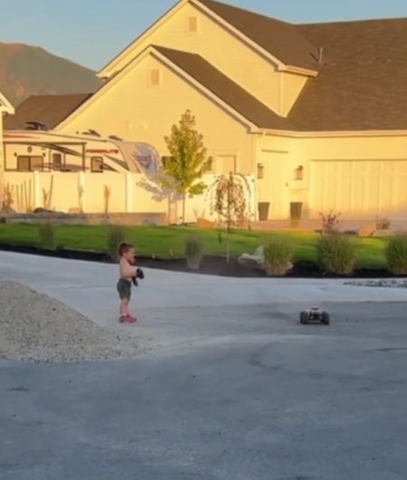 Первый опыт игры с радиоуправляемой машинкой