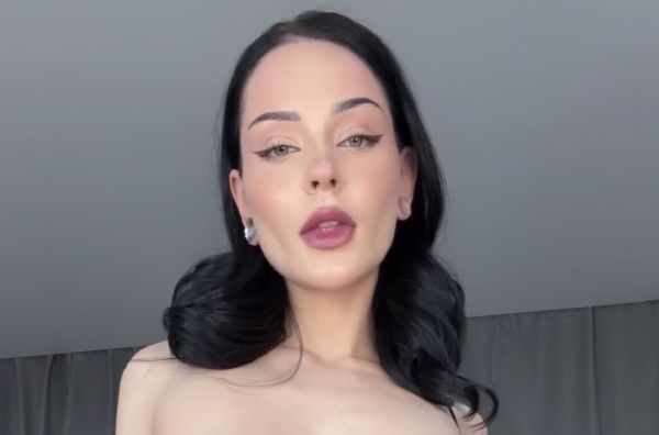 Нескромная Divinosia