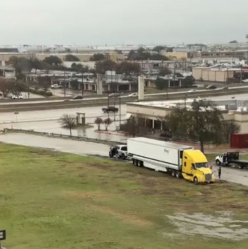 Пикап Ford вытащил забуксовавшую фуру