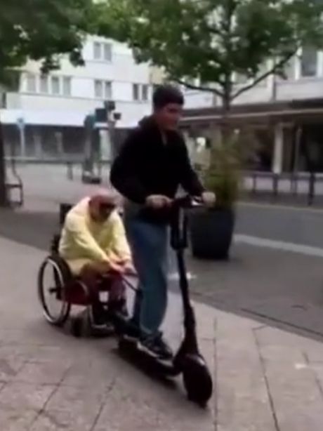 Самокатчик и его друг колясочник