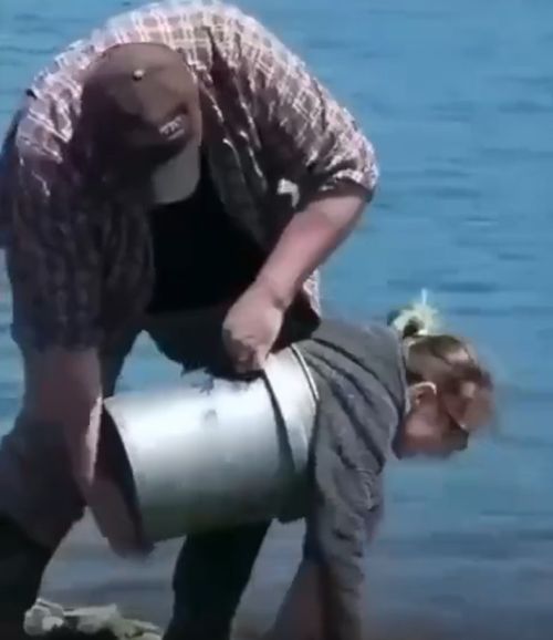 Рыбак помогает человеку-отшельнику перебраться в новую "раковину"