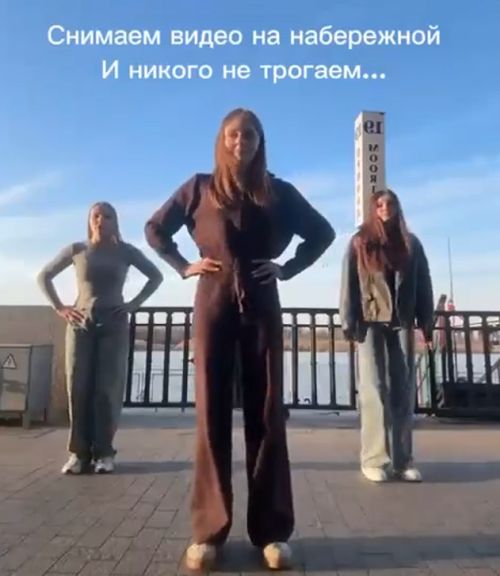 В Ростове-на-Дону прохожая набросилась на подростков, которые снимали танцевальное видео