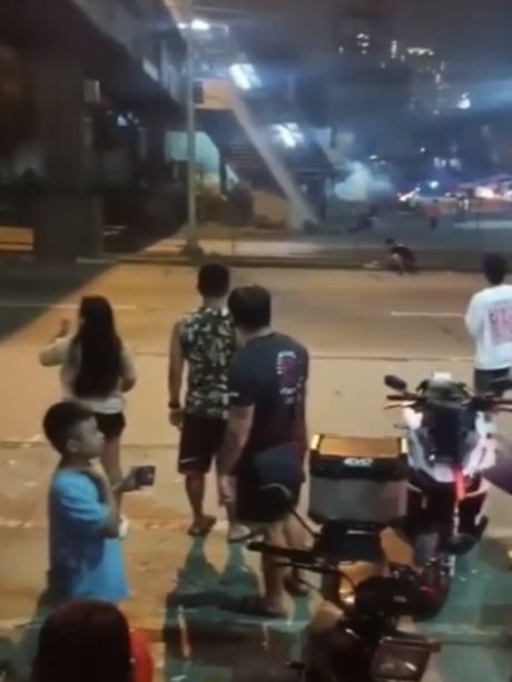 Дети, всегда смотрите по сторонам когда переходите дорогу