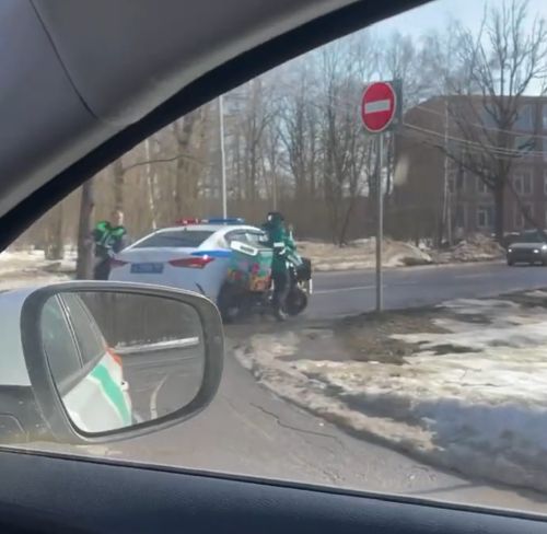Погоня инспекторов ДПС за курьером на скутере закончилась аварией и эффектным задержанием нарушителя