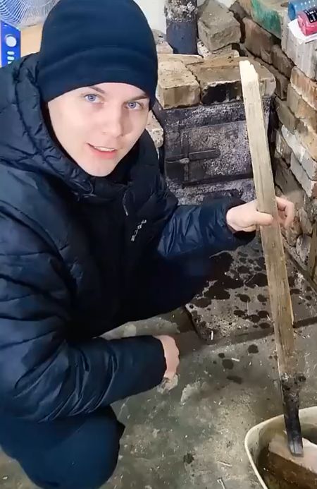 Ребята уверяют, что если дрова заканчиваются, можно применить новый способ отопления