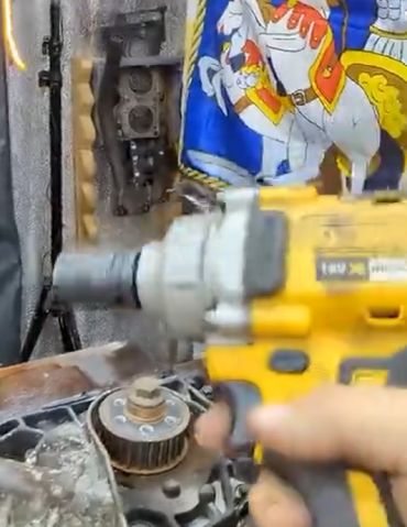 Мастер по ремонту двигателей внутреннего сгорания продемонстрировал свой профессионализм