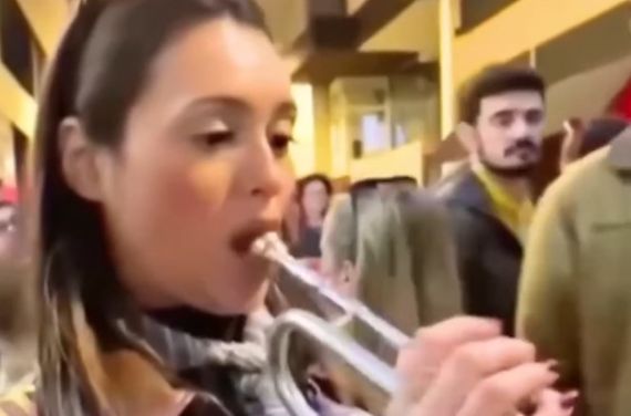 Женщины музыкальные