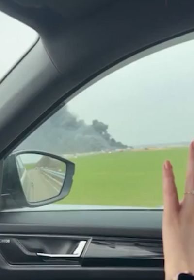 Бензовоз загорелся во время ДТП на трассе между Ростовом и Таганрогом