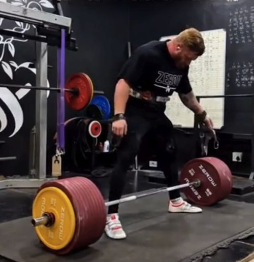 Колтон Энгельбрехт сделал присед с 500 кг