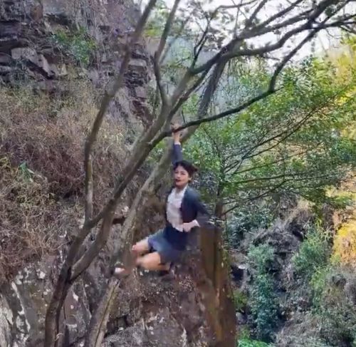 Китайский производитель обуви решил максимально наглядно показать неубиваемость своих туфель