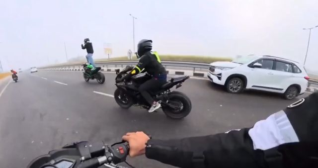 Мотоцикл долго пытался избавиться от идиота-наездника, и в итоге у него получилось⁠⁠