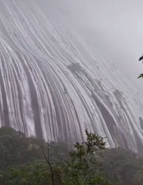 В Бразилии гора превратилась в водопад после сильных дождей