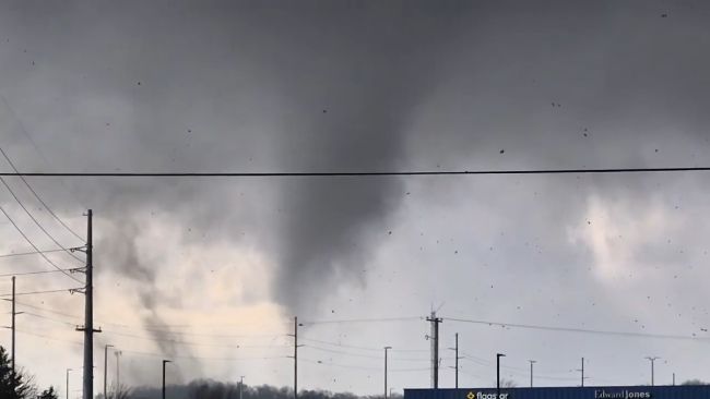 Мощный торнадо кружит в Три-Риверс, Мичиган
