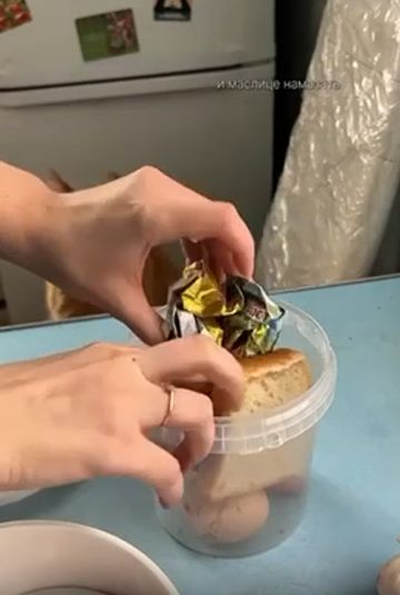 Собирает обед на работу для любимого