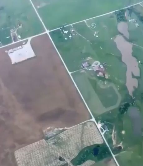 Полёт на самолете вокруг торнадо