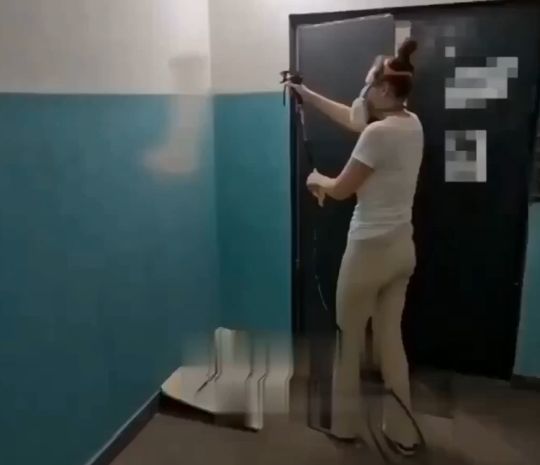 Девушка своими силами преобразила пространство в своем подъезде