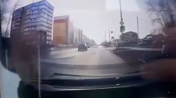 В Омске автомобиль вылетел на тротуар и сбил двух 14-летних школьниц