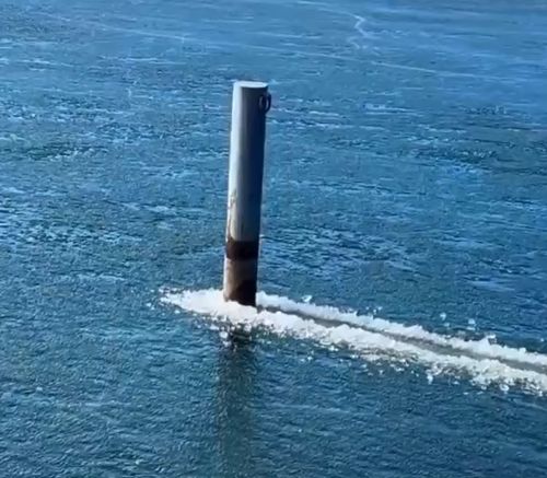 Забавная иллюзия - кажется, что столб движется, а самом деле лёд⁠⁠