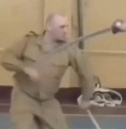 Теперь и китайцы насмехаются над нашими великими бесконтактными мастерами?)