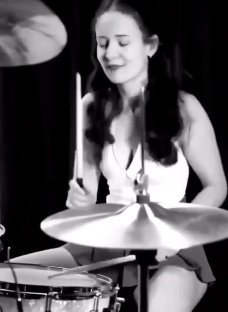 Буквально чувствует ритм)