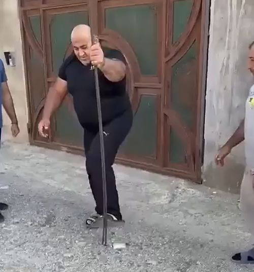 Азербайджанский борец легко гнёт строительную арматуру