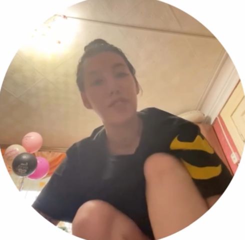 Хорошо мамаша за детяткой смотрит