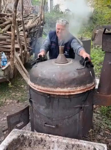 А дедушка с бабушкой опять "варенье" варят