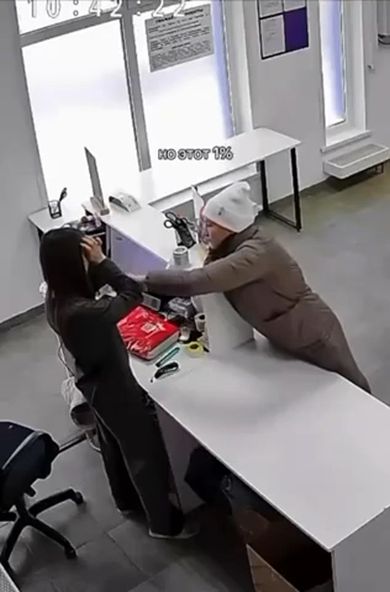 Взрослая москвичка утешила и пожалела юную работницу на ПВЗ