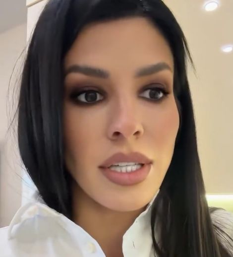 На фоне неба голубого ждала она уже любого