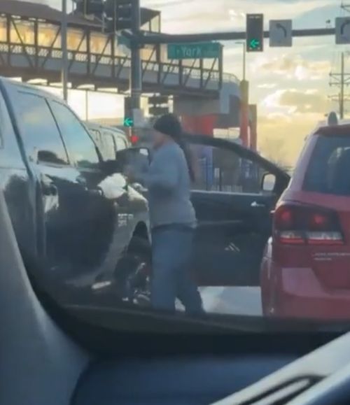 - Да я тебе зеркало сломаю! - Придурок, моё зеркало крепче твоей двери!