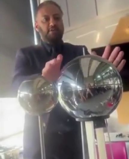 Хороший учитель и опыты интересные⁠⁠