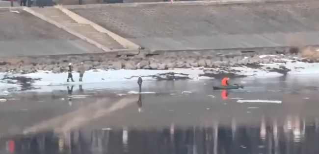 Девочку унесло на оторвавшейся небольшой льдине на Волге в Твери